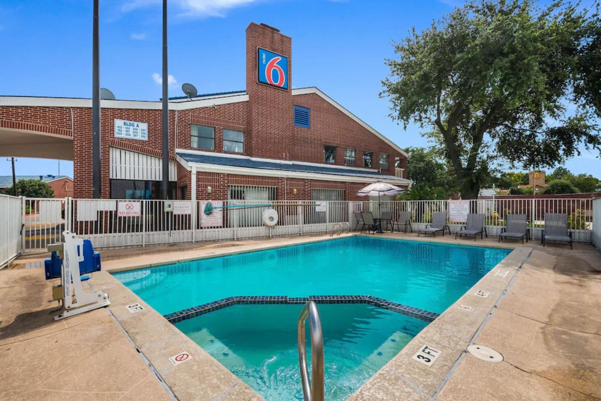 Studio 6 Houston Tx Brookhollow المظهر الخارجي الصورة
